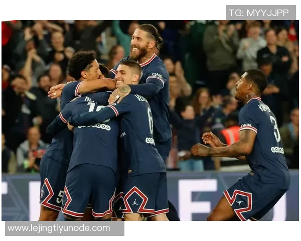 门德斯闪耀登场仅7分钟任意球世界波助巴黎领先 门德斯闪耀登场仅7分钟任意球世界波助巴黎领先