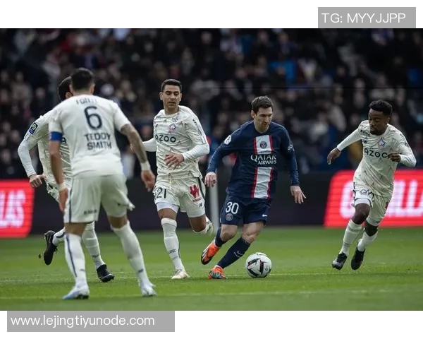 约罗身穿里尔球衣盛装出席里尔对阵巴黎比赛开球仪式 约罗身穿里尔球衣盛装出席里尔对阵巴黎比赛开球仪式